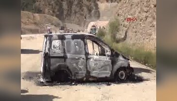 PKK'lıların yaktığı araçlar yoldan kaldırıldı