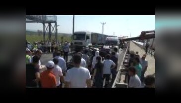 Otomobil, iki kamyon arasında kalarak hurdaya döndü: 2 ölü