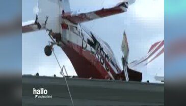 Uçak çatıya düştü, pilot öldü