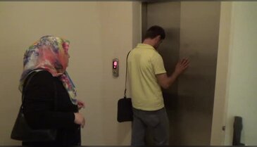 Bursa'da asansör eyleminde asansörde kaldı!