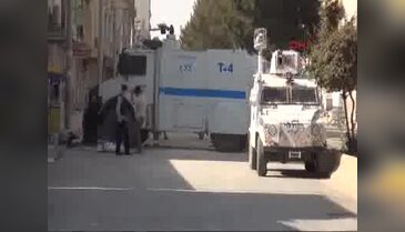 Mardin'de yol kesen PKK'lılara polis müdahale etti