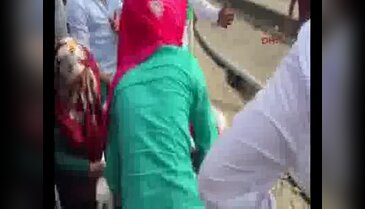Gelinliğiyle ambulans bekledi