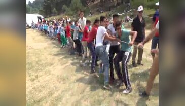 Yardıma muhtaç aileler piknikte bir araya geldi