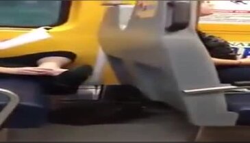 Metroda ayak derisini yiyen kadın