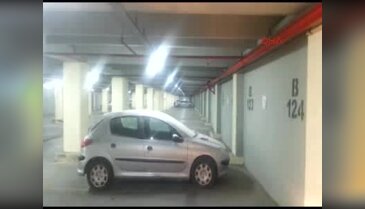 İş makinesi yeraltı otoparkının tavanını deldi