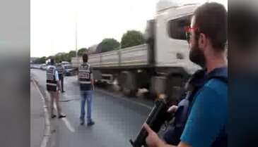 Bomba yüklü araç ihbarı ekipleri alarma geçirdi