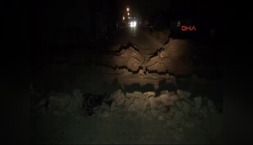 Cadde ve sokaklara hendek kazıp barikat kurdular