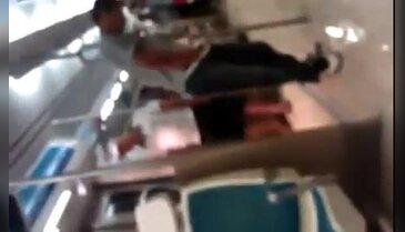 Metronun ortasına tuvaletini yaptı!