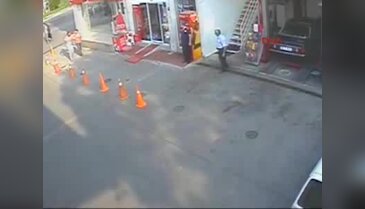 Bursa'da zabıtaya bıçaklı saldırı güvenlik kamerasında