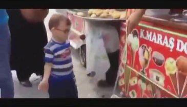 Sinirli çocuğun dondurmacıyla imtihanı