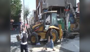 İş makinesine molotof kokteylli saldırı