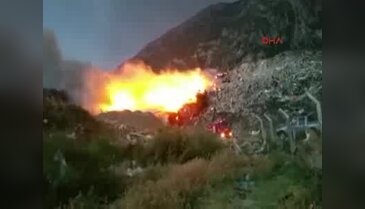 Çöplükteki yangın yağmura rağmen devam ediyor