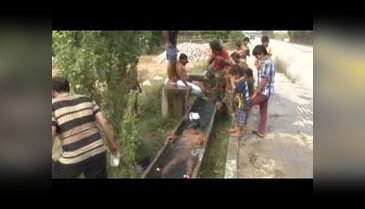 Bursa'da Çadırda kalan Türkmenler su kanalında serinliyor