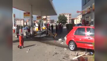 Otomobil akaryakıt istasyonuna daldı: 2 yaralı
