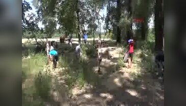 Yabancı öğrenciler piknikçilerin çöpünü topladı