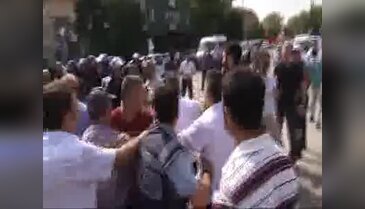 Çalışma Bakanlığı'na yürümek isteyen grup ile polis arasında arbede yaşandı