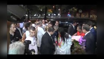 Müziğin divası Bülent Ersoy, Bursa'da özel bir restoranın açılışına katıldı