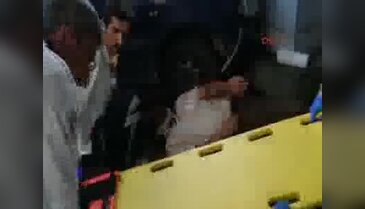 Kaldırımda beklerken otomobil çarptı