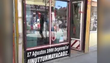 Depremzede berberden bedava tıraş