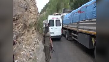 Yol kesen PKK'lılar 3 aracı yaktı