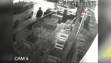 Hırsızı evden izleyip polise teslim etti