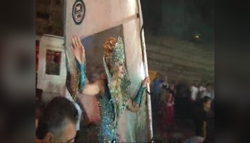Bursa'da kınaya yelkenle, düğüne vinçle geldi!