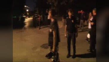 Teröre tepki eyleminde polise sarılan gence, polis müdürü biber gazı sıktı
