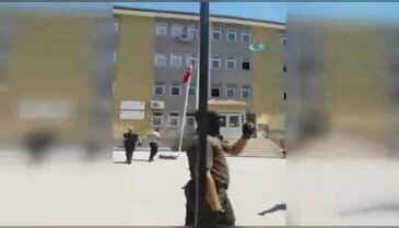 Özel harekat polisleri indirilen bayrağı böyle göndere çekti