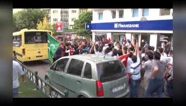 Bursa'da HDP binasına Türk bayrağı asıldı!