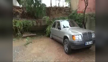 Yağmur otoparkın duvarını çökertti