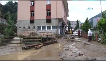 Fıkra gibi: Dere yatağına bina !