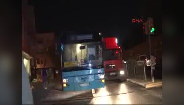 Özel halk otobüsüne taşlı molotoflu saldırı