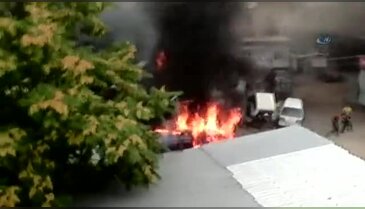 Bursa'da 3 aracın yanmasına sebebiyet verdi, hiç bir şey olmamış gibi sigara içti...