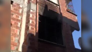 Şizofreni hastası, boğazına bıçak dayadığı ablasını rehin aldı