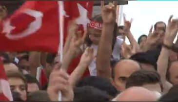Bursa'da HDP bayrakları yakıldı