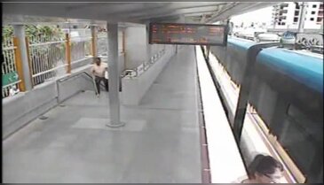 Görme engelli şahıs iki vagon arasına düştü