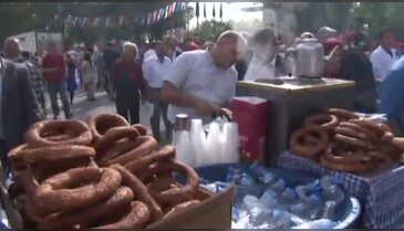 Salona sığmayanlar kongreyi dev ekrandan izliyor