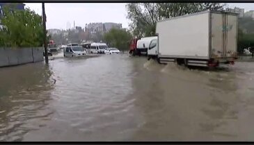 Kamyonlar su altında kaldı