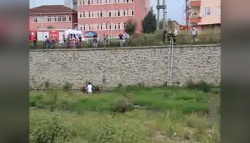 Balık tutarken 8 metreden suya düştü