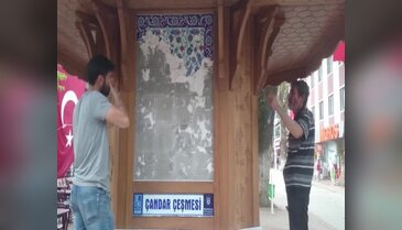 Bursa'da yaptığı çeşmenin çinilerini kendi elleriyle kırdı