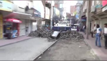 Polis barikatları iş makineleriyle yıktı