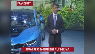 BMW şefi podyumda bayıldı