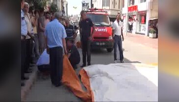 Kendini yakmaya çalışırken polis kurtardı!