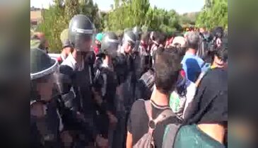 Suriyeli mülteciler sınır kapısına doğru yürüyüşe geçti