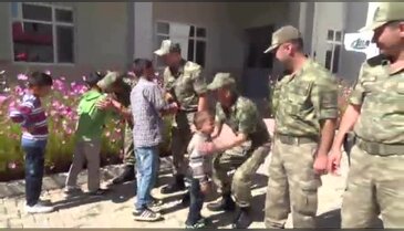 Nöbetteki askeri duygulandıran görüşme