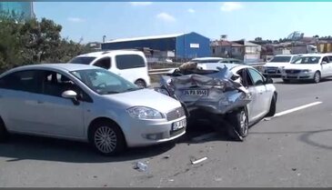 İstanbul'da çifte kaza: 18 yaralı, trafik felç!