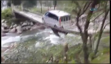 Asma köprüde faciaya ramak kaldı