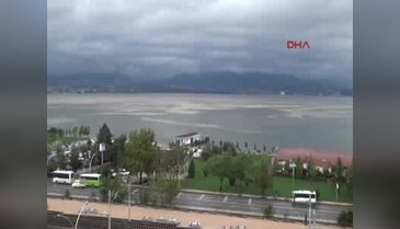 Şiddetli yağış körfezin rengini değiştirdi