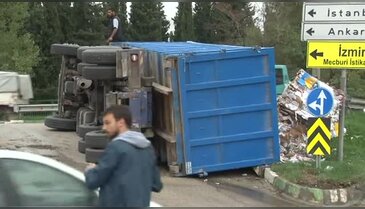 Bursa'da atık kağıt yüklü kamyon devrildi!