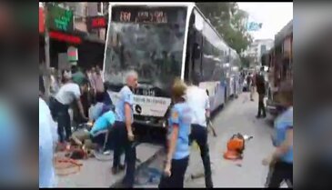 Ankara'da otobüs durağa daldı!